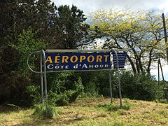Vue en couleur d'un panneau routier indiquant l'entrée de l'aérodrome de La Baule - Côte d'Amour.