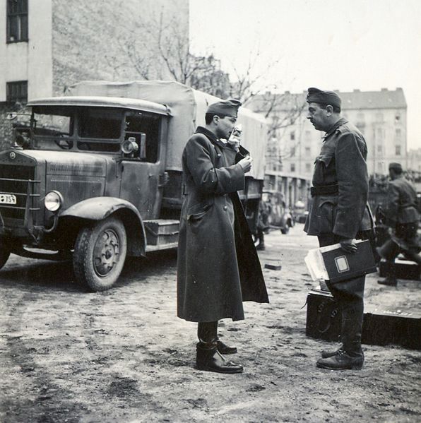 File:A Váli utca - Siroki utca sarkán álló ház udvara, balra a Karinthy Frigyes (Verpeléti) út 7. tűzfala, háttérben a Bercsényi utca 20. Fortepan 77020.jpg