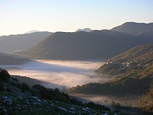 Acquafondata, panorama mattutino, la nebbia si alza dal fondo del lago prosciugato.