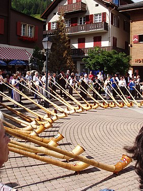 Alphorn-Konzert einer christlichen Missionsgruppe auf dem Dorfplatz von Adelboden im August 2004