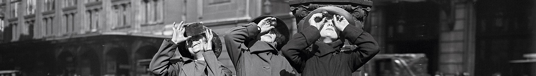 Wanita di Paris sedang mengamati gerhana matahari pada tahun 1921