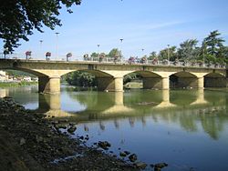 most přes řeku v Aire-sur-l'Adour