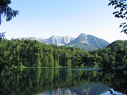 Le lac d'Alat avec les Alpes de Vils