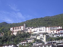 Albogasio: villa Salve (a sinistra) e villa delle colonne (a destra)