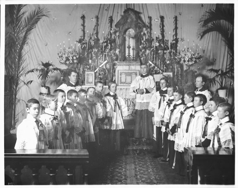 File:Altar boys and priests standing in front of the Plaza Church altar, Los Angeles, November 20, 1900 (CHS-2037).jpg