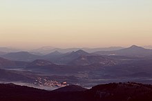 Pescolanciano con alle spalle i monti dell'Alto Molise