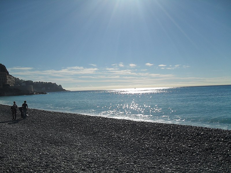 Datei:Am Strand von Nizza (50421821241).jpg