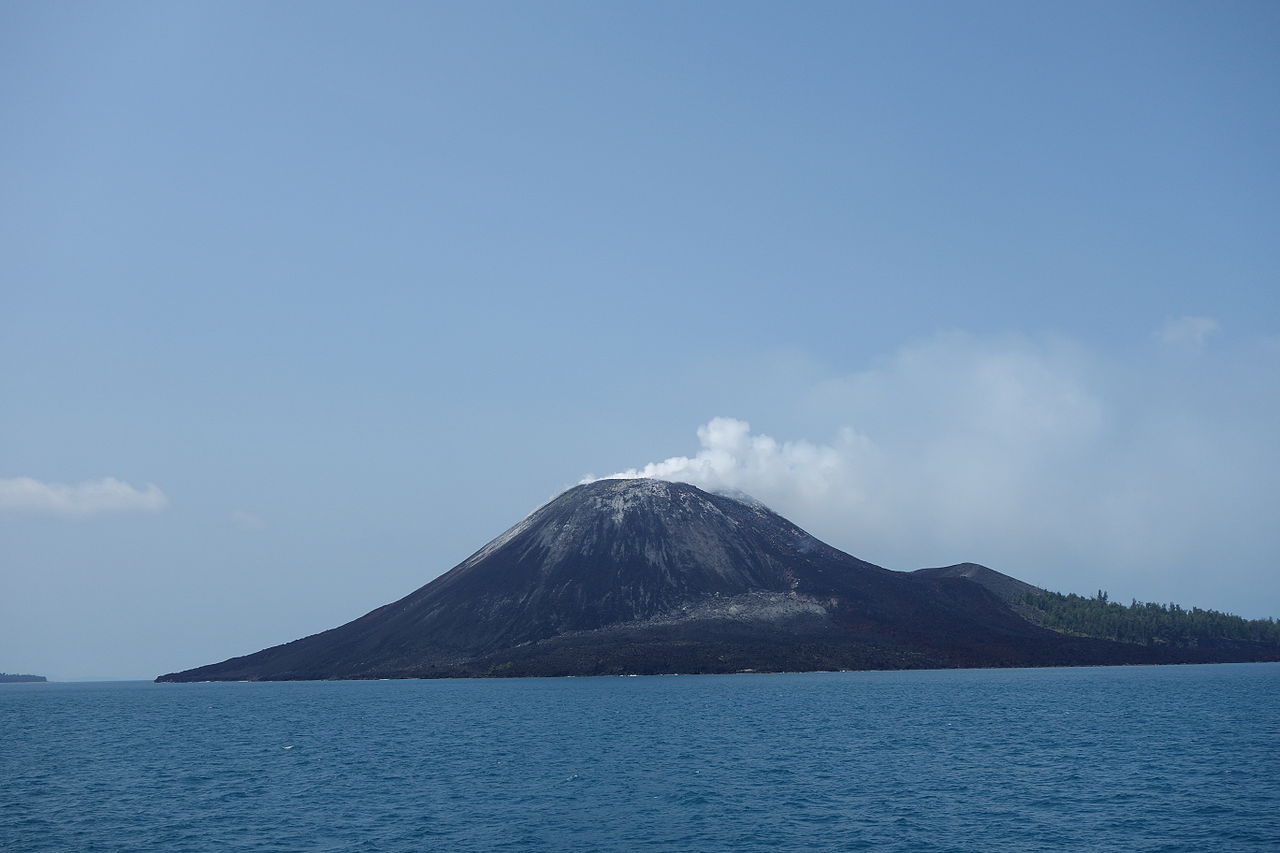 File:Anak Krakatau2.JPG  Wikimedia Commons