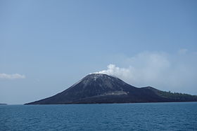 Il vulcano Anak-Krakatau nell'ottobre 2013 emette fumo