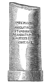 Dessin en noir et blanc d'un tronc de colonne portant une inscription.