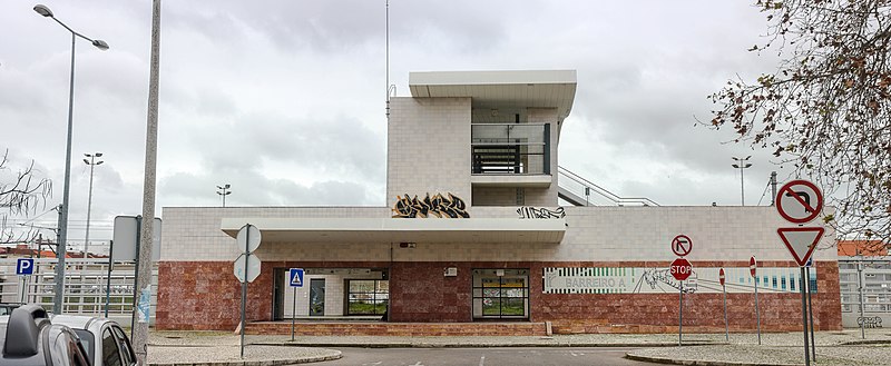 File:Apeadeiro de Barreiro-A, edifício. 01-20.jpg