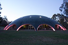Australian Academy of Science Bangunan di Dusk.jpg