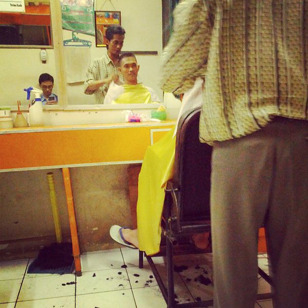 File:Barber shop in jakarta.jpg