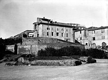 Resti del piedistallo adrianeo del Colosso in una foto del 1929