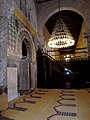 Vue partielle de la travée longeant le mur de la qibla de la salle de prière, avec, à gauche, la niche du mihrab.