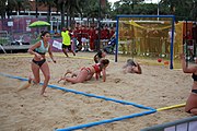 Deutsch: Beachhandball bei den Olympischen Jugendspielen 2018; Tag 5, 10. November 2018; Mädchen, Hauptrunde - Ungarn-Paraguay 2:0 English: Beach handball at the 2018 Summer Youth Olympics at 11 October 2018 – Girls Main Round – Hungary-Paraguay 2:0