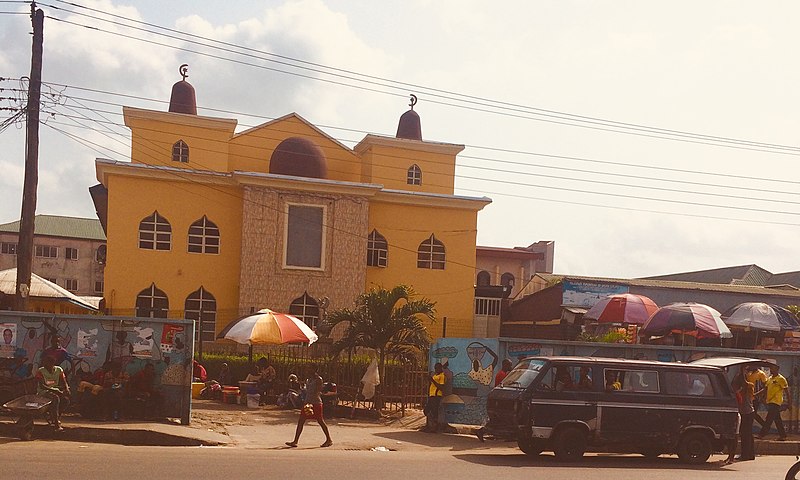 File:Beautiful Mosque at mile 1.jpg