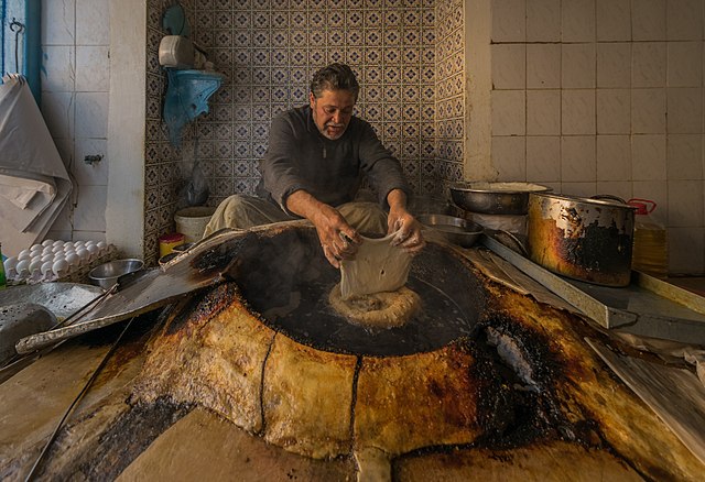 Confection traditionnelle de beignets à Kairouan.\n (définition réelle 3 821 × 2 616)