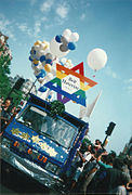 Char du Beit Haverim lors de la marche des fiertés de juin 2001.