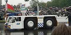 Tractor de aerodrom BelAZ 7421.