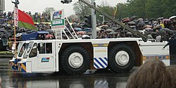 Ein BelAZ-74212 während einer Parade in Minsk, 2005