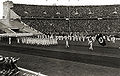1936年ベルリンオリンピックの開会式でナチス式敬礼を行うドイツ選手団と観客