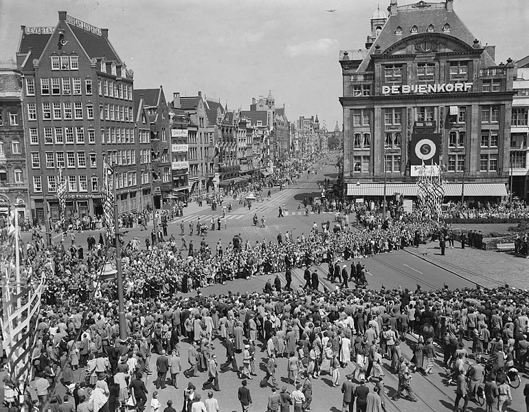 File:Bezoek Franse president René Coty en diens echtgenote aan Amsterdam, kransleggin, Bestanddeelnr 906-6070.jpg