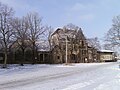 Bahnhof mit Empfangsgebäude (Nr. 35, mit Wartehalle) und daran angebautem Güterschuppen, Toilettenhäuschen (Nr 33a), weiterhin Stellwerk Sö an der Permoserstraße und Stellwerk Sn, siehe auch Einzeldenkmal Stellwerk Sn - Hohentichelnstraße 8(ID: 09262033)