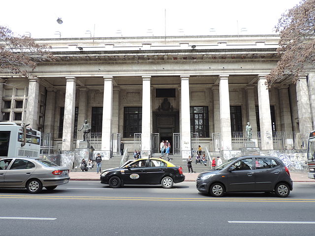 https://upload.wikimedia.org/wikipedia/commons/thumb/a/a5/Biblioteca_Nacional_III.JPG/640px-Biblioteca_Nacional_III.JPG