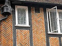 Maison à pans de bois, hourdis de briques en épi, Canterbury (Angleterre).