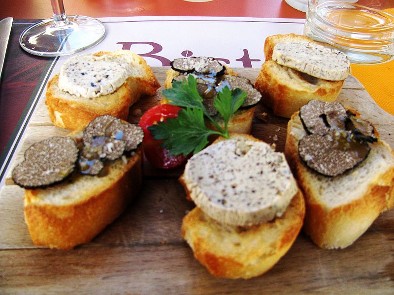 File:Bistrot Sidoine Truffes blanches d'été et beurre de truffe sur canapé.jpg