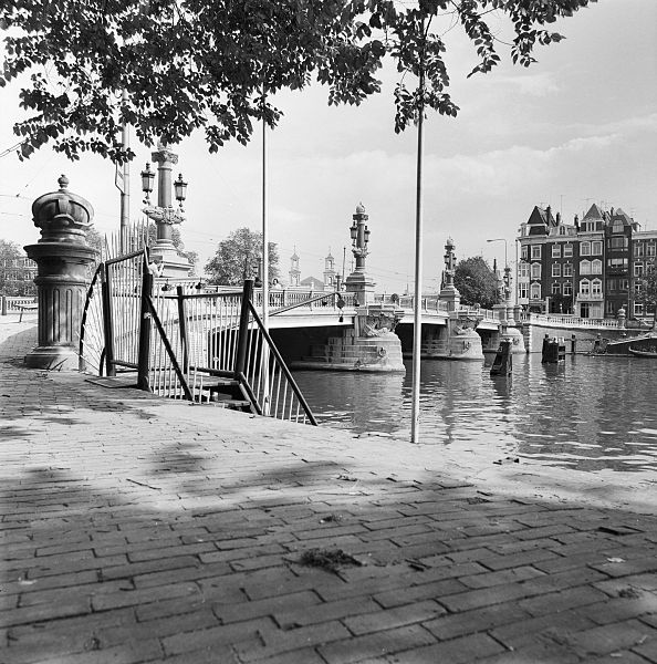 File:Blauwbrug over de Amstel (1884) - Amsterdam - 20011031 - RCE.jpg