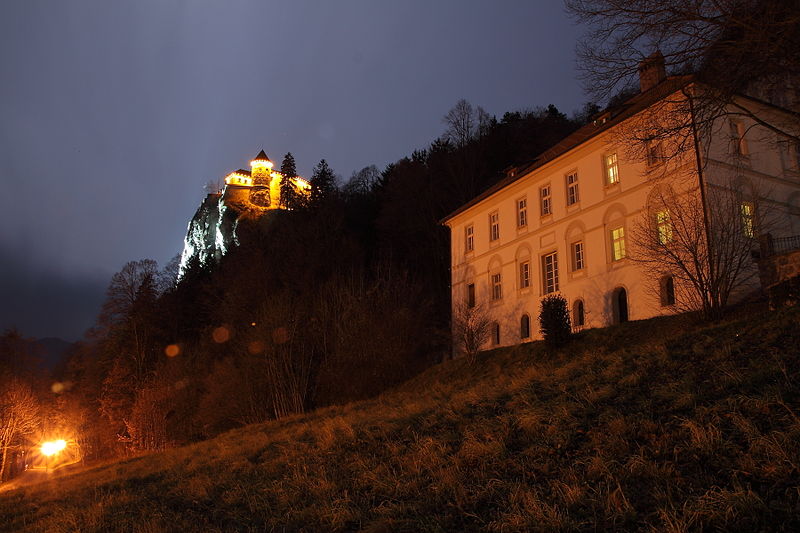 File:Blejski grad-župnišče-ponoči.JPG