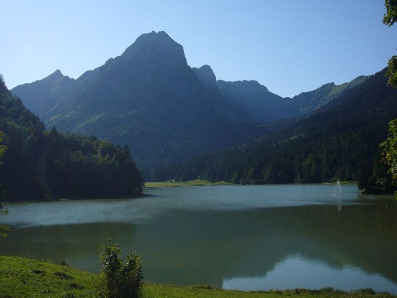 File:Brünnelistock von Osten über dem Obersee.jpg