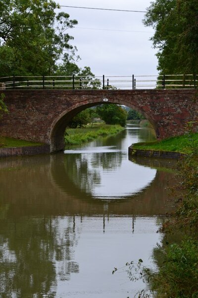 File:Bridge 15, Leicester Section of the Grand Union Canal - geograph.org.uk - 3656629.jpg