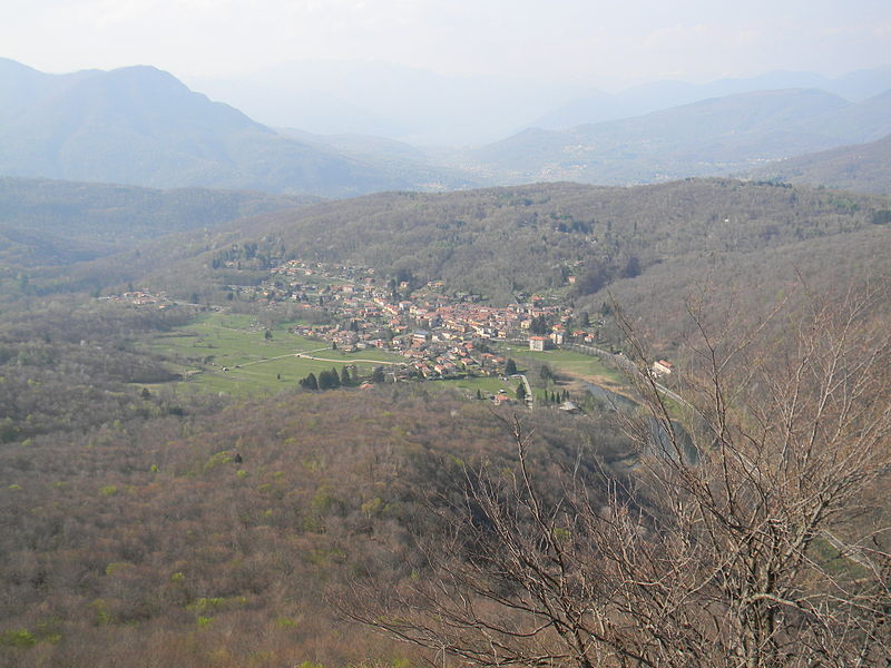 File:Brinzio (vista dal Monte Legnone) - 2015-04-11.JPG