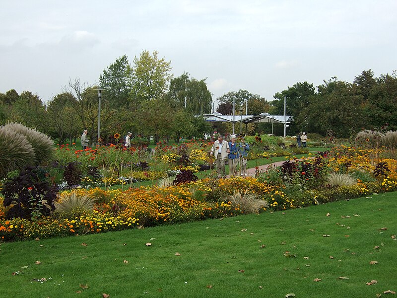 File:Britzer Garten Rundgang 01.jpg