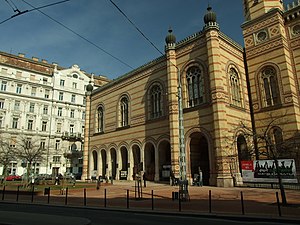 Синагога будапешт. Синагога в Будапеште. Большая синагога (Будапешт). Эржебетварош Будапешт. Аугсбург синагога.