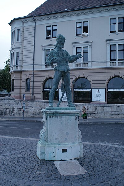 File:Budapest, I. Szent György Square. Old Hussar sculpture 02.jpg