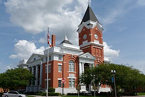 Bulloch County Courthouse (2017) in Statesboro. Das Courthouse wurde 1894 erbaut und weist Elemente aus Neoklassizismus und Queen-Anne-Stil auf. Im September 1980 wurde das Gerichts- und Verwaltungsgebäude in das NRHP eingetragen und seitdem umfassend restauriert.[1]