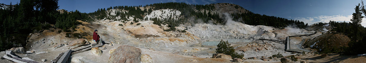 בומפאס הל" (Bumpass Hell – "הגיהנום של בומפאס") כולל מעינות רותחים, בריכות בוץ מבעבע ופומרולות