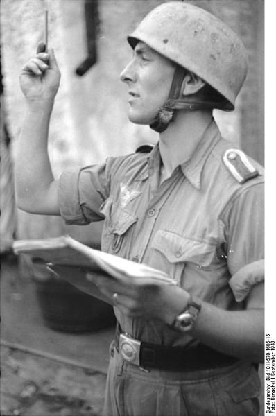 File:Bundesarchiv Bild 101I-570-1605-15, Italien, Fallschirmjäger-Unteroffizier.jpg