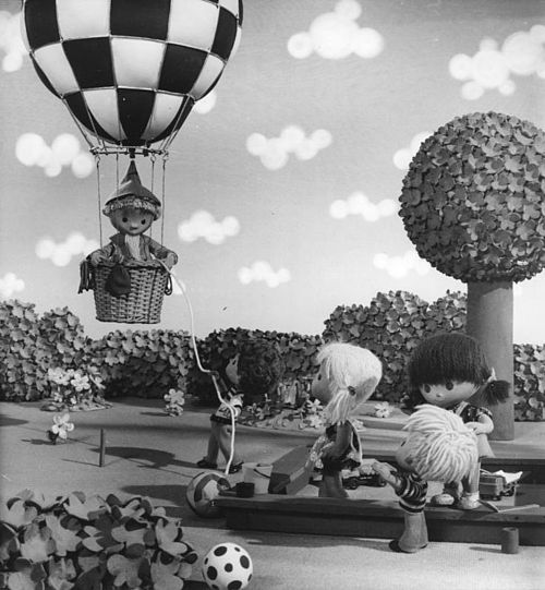 The East German Sandmännchen in a hot air balloon