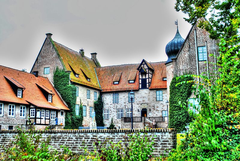 File:Burg Bederkesa, Niedersachsen (8496716195).jpg