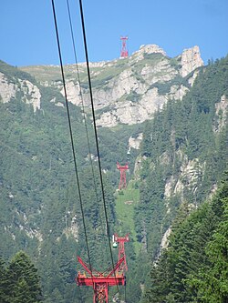 Quatre des six pylônes du téléphérique Bușteni-Babele.