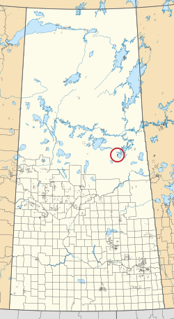 Mapa provincie Saskatchewan zobrazující 297 venkovských obcí a stovky malých indických rezerv. Jeden je zvýrazněn červeným kruhem.