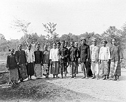 Kutai people of east Borneo COLLECTIE TROPENMUSEUM Temenggoeng van Kendisik met familie en notabelen te Kutai Muara Pahu Borneo TMnr 10001688.jpg