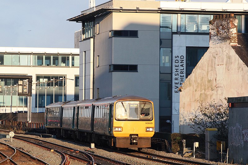 File:Caerdydd Dwyrain - Arriva 143625+143604.JPG