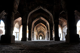 Interior de la mezquita de Khirki