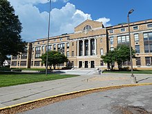 Střední katolická střední škola, přední vchod, červenec 2021.jpg